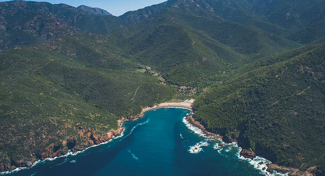 Commune d'Osani Corse — photographie aérienne drone baie naturelle Visualta