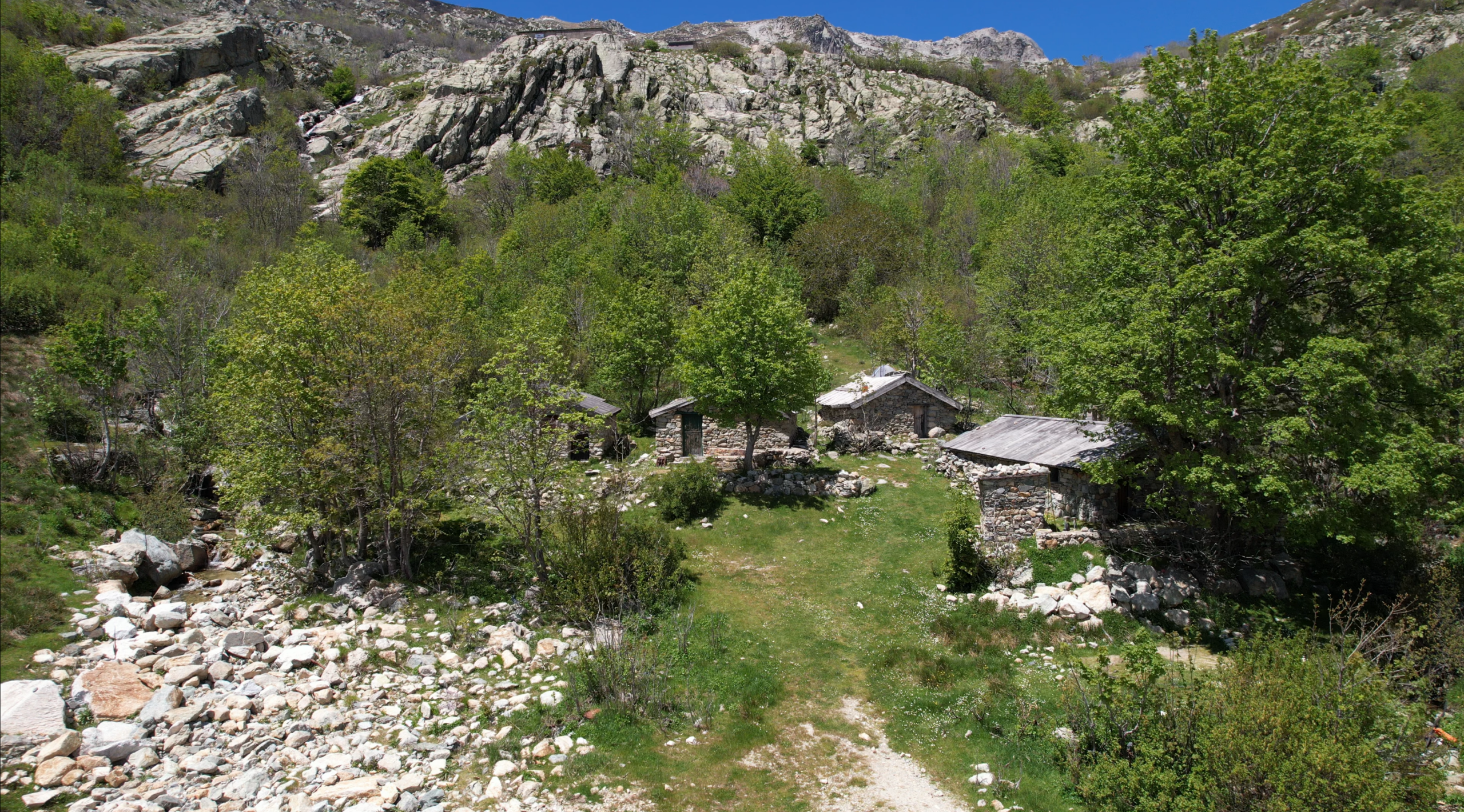 Bergeries de Capanelle Ghisoni tournage Via Stella montagne corse GR20 — drone Visualta